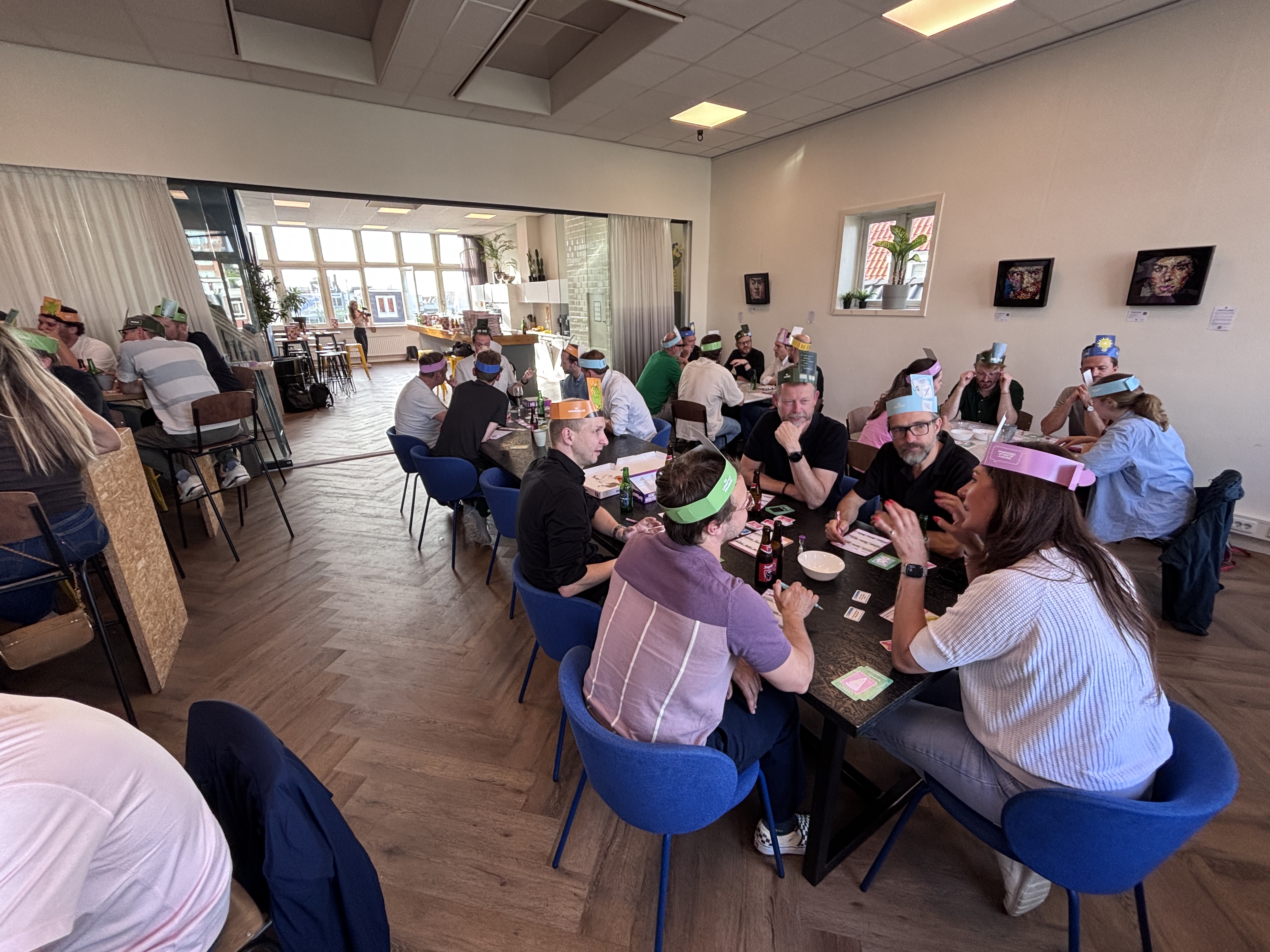 Grote groep speelt Het Kutideediner op een event