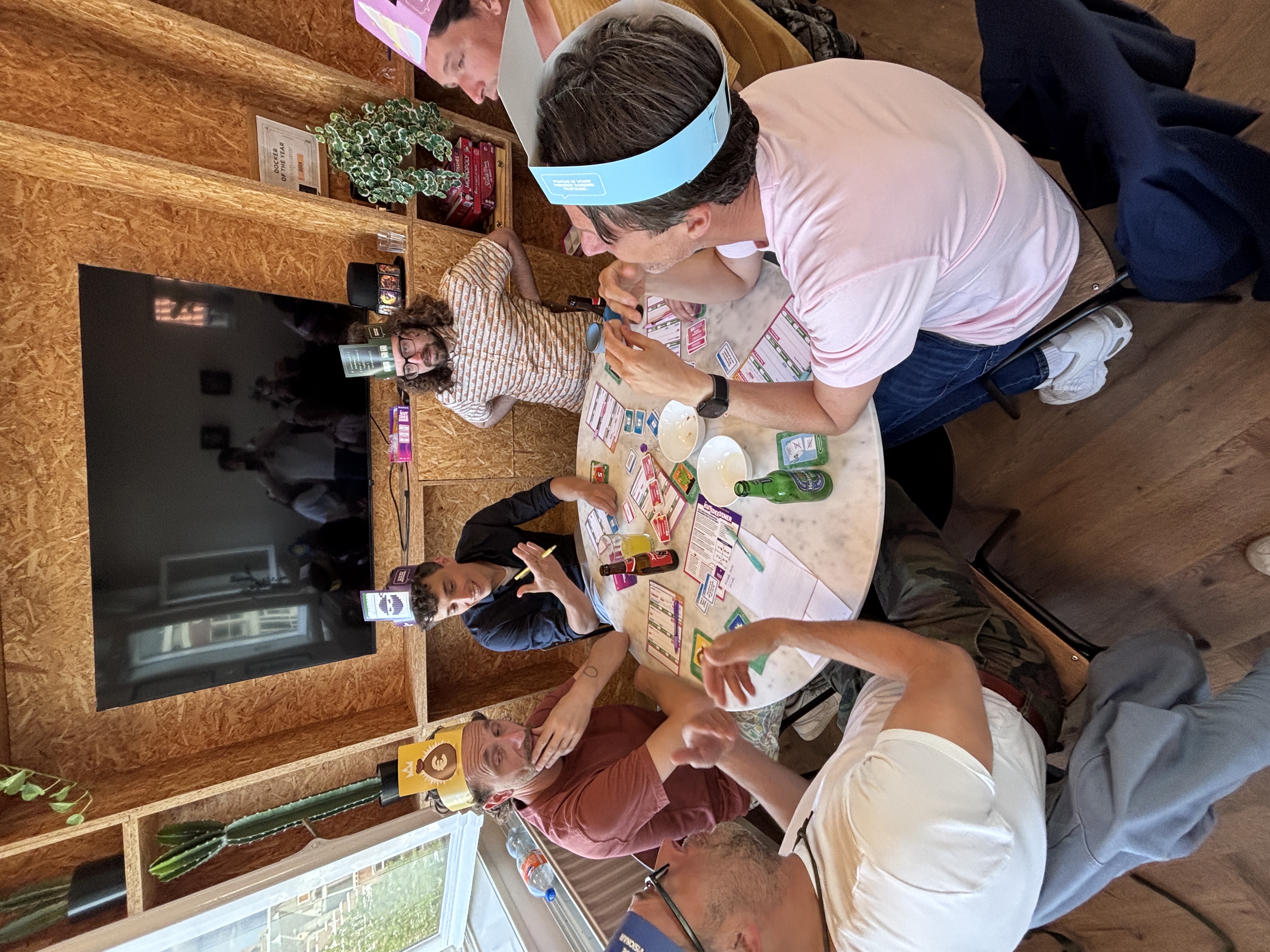 Team pitcht ideeën tijdens het spel
