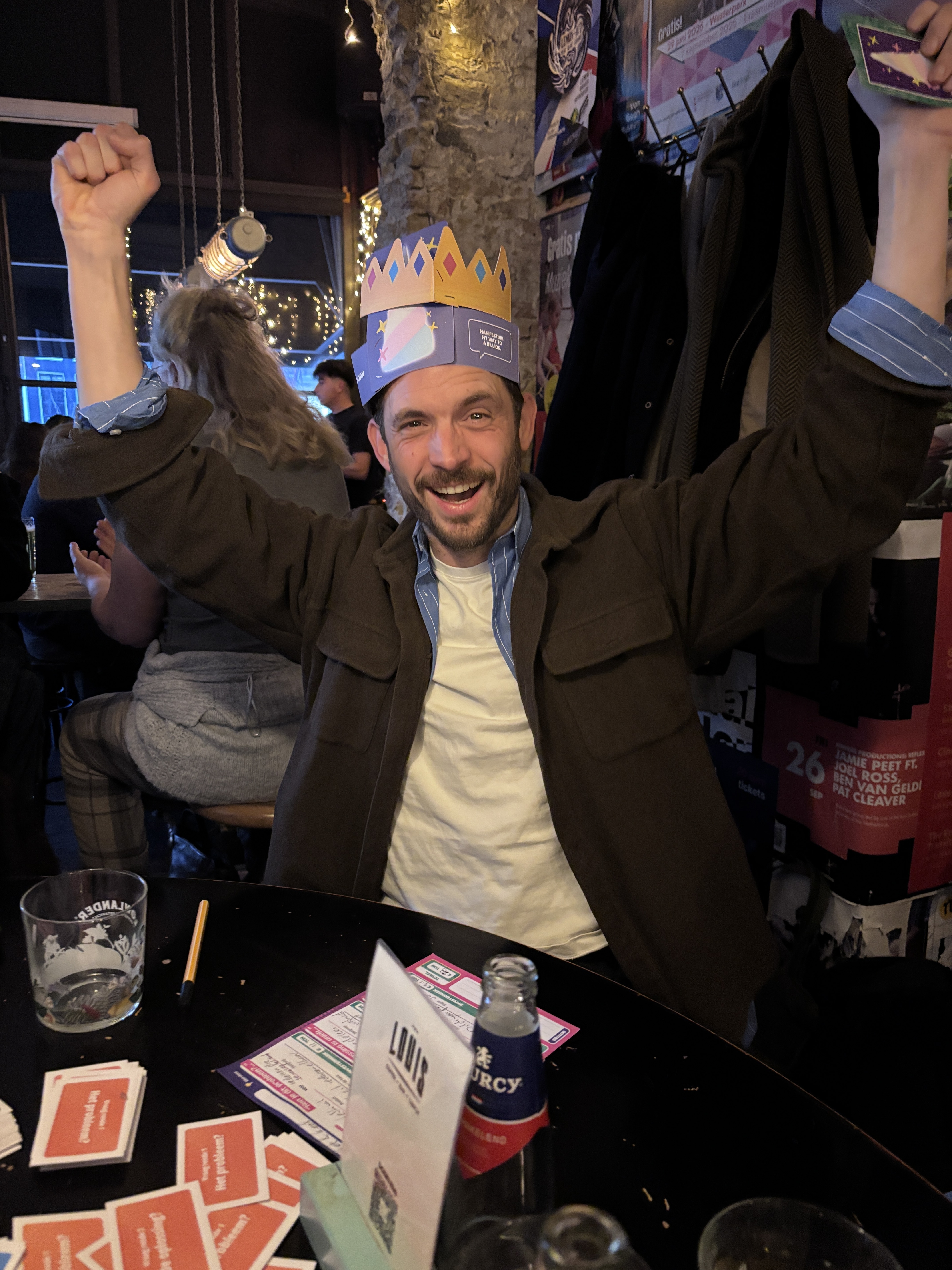 Winnaar met kroontje viert feest